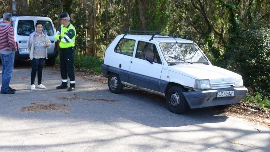 El coche implicado en el accidente, con la defensa dañada. // Gonzalo Núñez