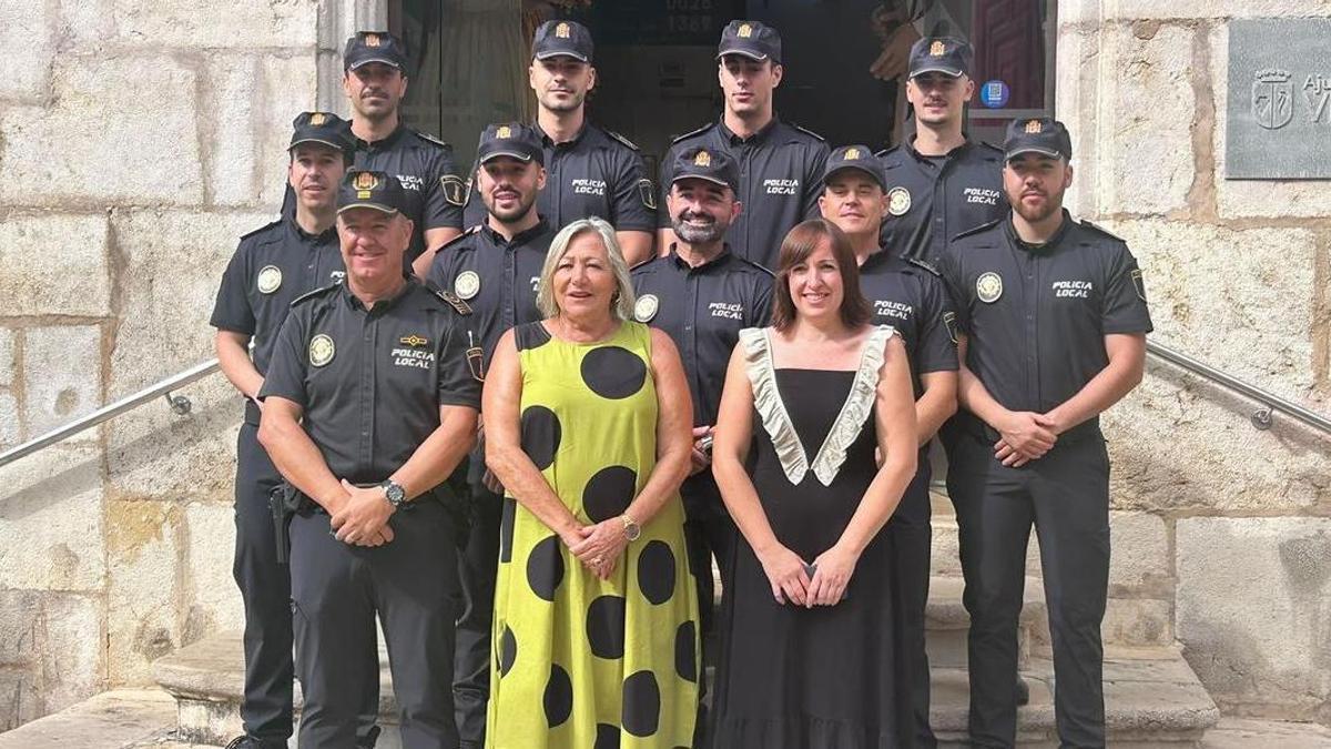 Los nuevos agentes, en la puerta del consistorio, el día de la toma de posesión.