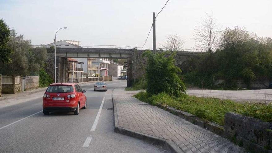 Calle Rosalía de Castro a la altura del viaducto del tren, límite de la cesión del vial de la Xunta. // R. Vázquez