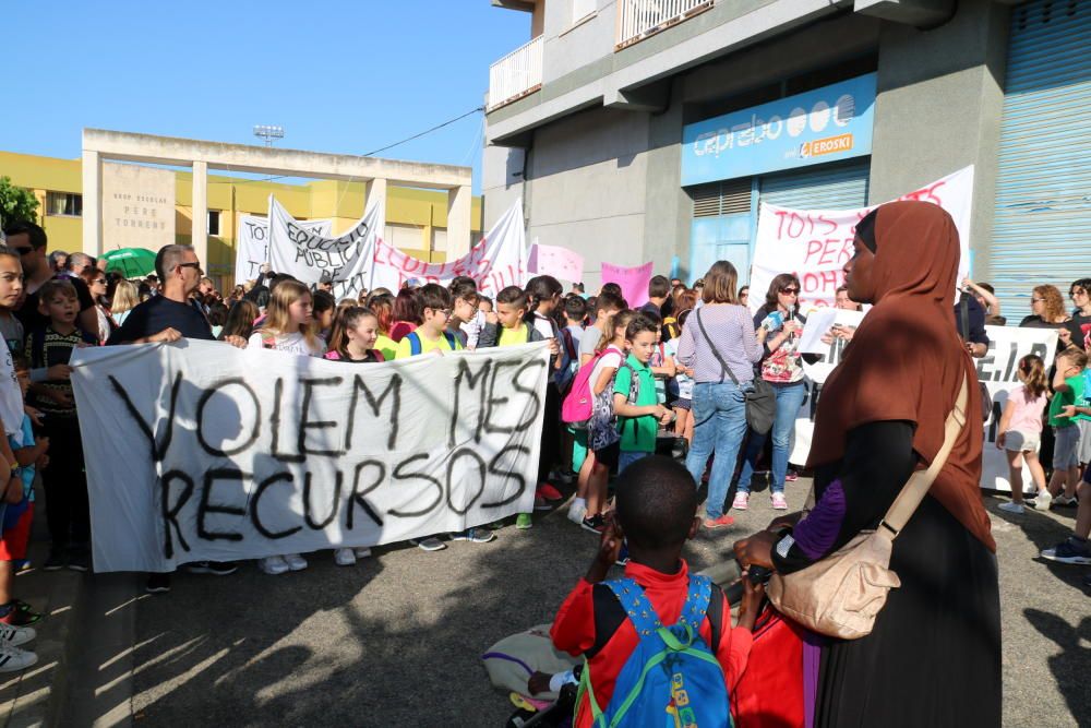 Protesta de pares i alumnes de l'escola Pere Torrent de Lloret