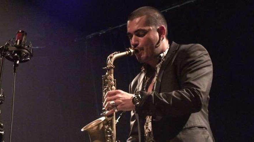 El saxofonista Ricardo Toscano en una de sus actuaciones. // FdV.