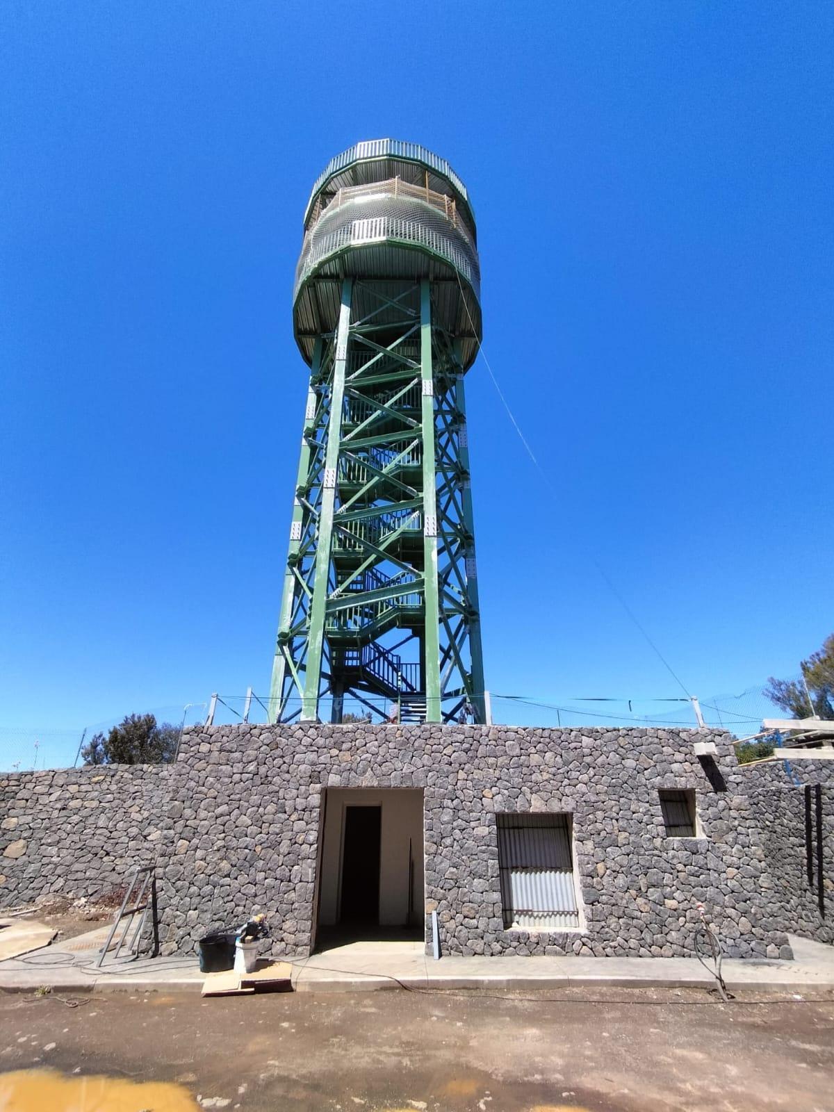 La torre del nuevo radar de Teno, el segundo sistema electrónico de Canarias para mejorar las predicciones.