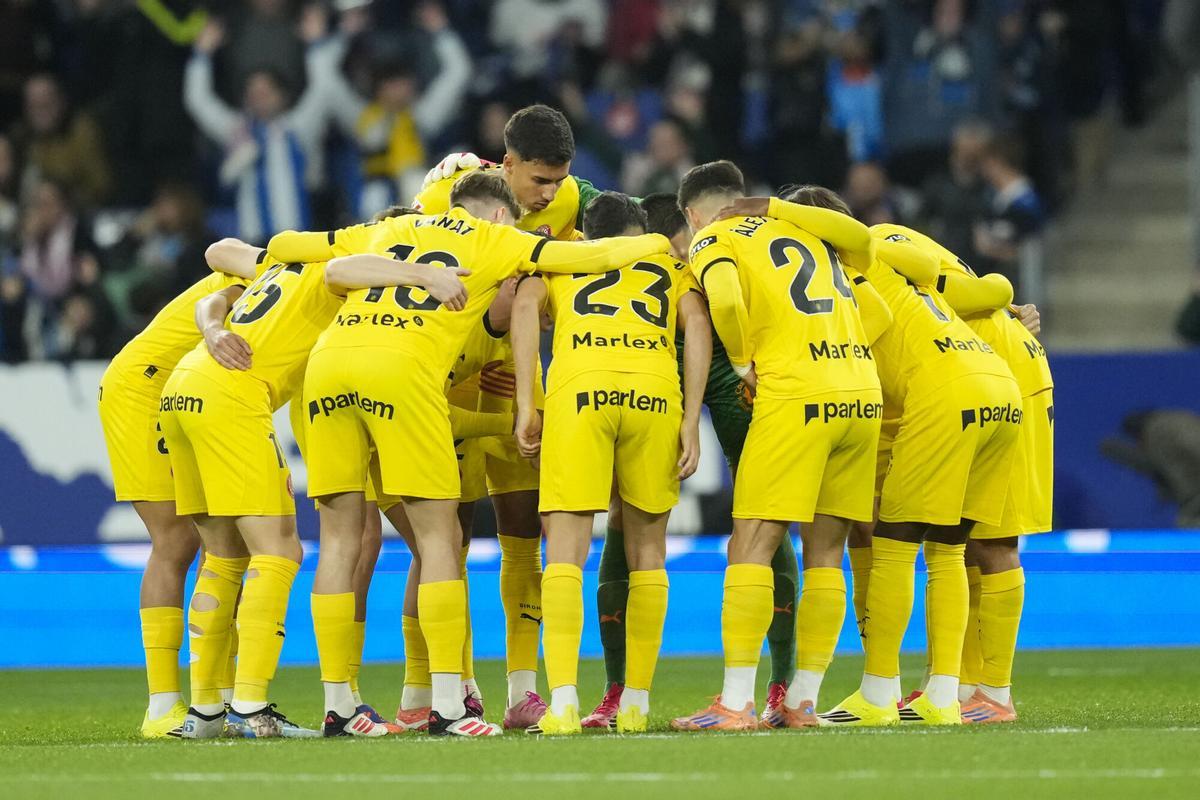 CORNELLÁ-EL PRAT (BARCELONA), 16/01/2026.- Los jugadores del Girona momentos antes del partido de LaLiga entre el Espanyol y el Girona, este viernes en el RCDE Stadium. EFE/ Enric Fontcuberta