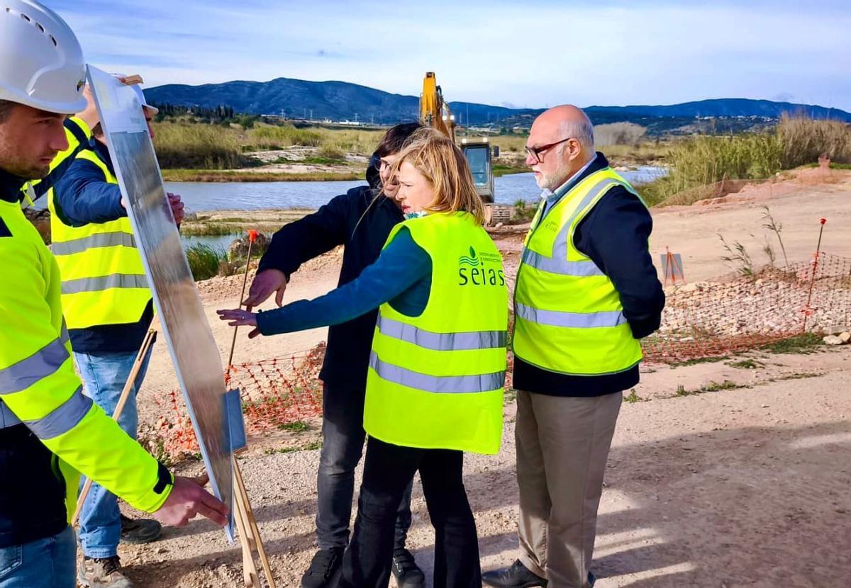 Pilar Bernabé junto a Rodríguez Mulero y el alcalde de Alfarb, Vicent Alfonso, esta mañana en la visita al término municipal.