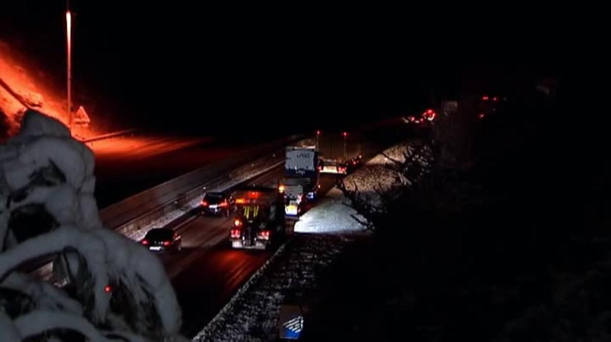 Ha nevat a la ciutat i a la serra de Collserola, a la pujada del Tibidabo han arribat els problemes circulatoris.