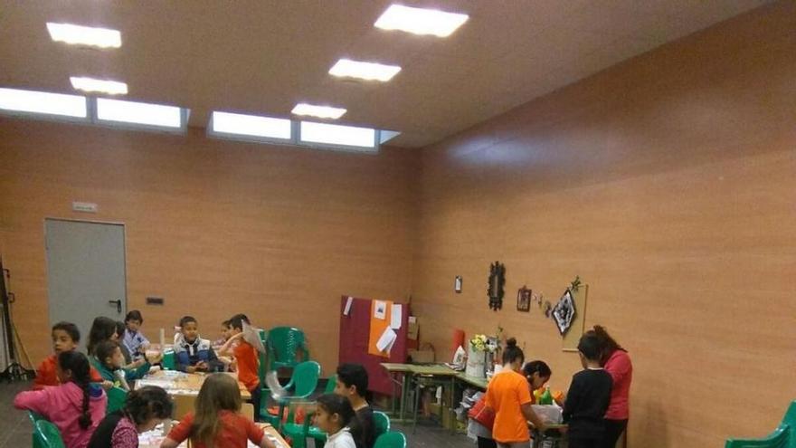 Medio centenar de niños en la escuela de pascua