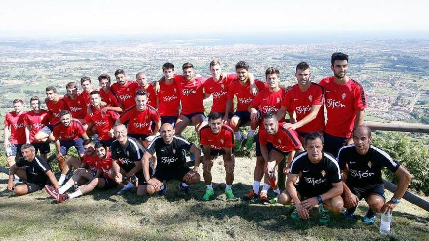 Jugadores y técnicos del Sporting posan en la cima del Picu del Sol, con Gijón al fondo.