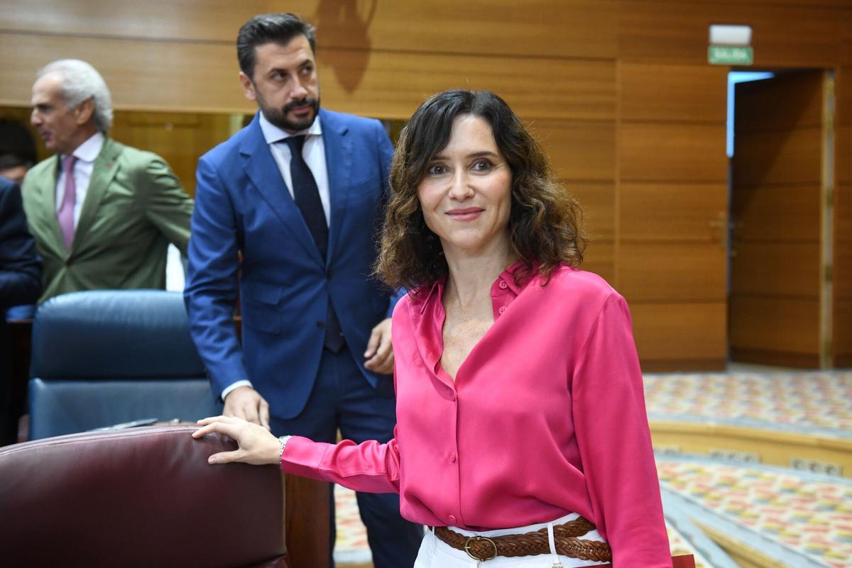 Carlos Díaz-Pache detrás de Isabel Díaz Ayuso.