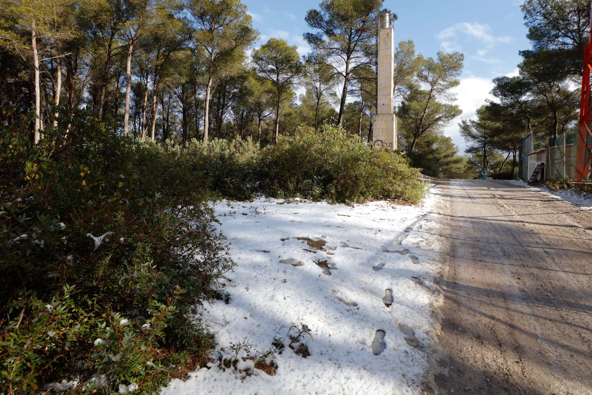 Bajada de temperaturas en Ibiza: Una manta de granizo cubre varias zonas de la isla