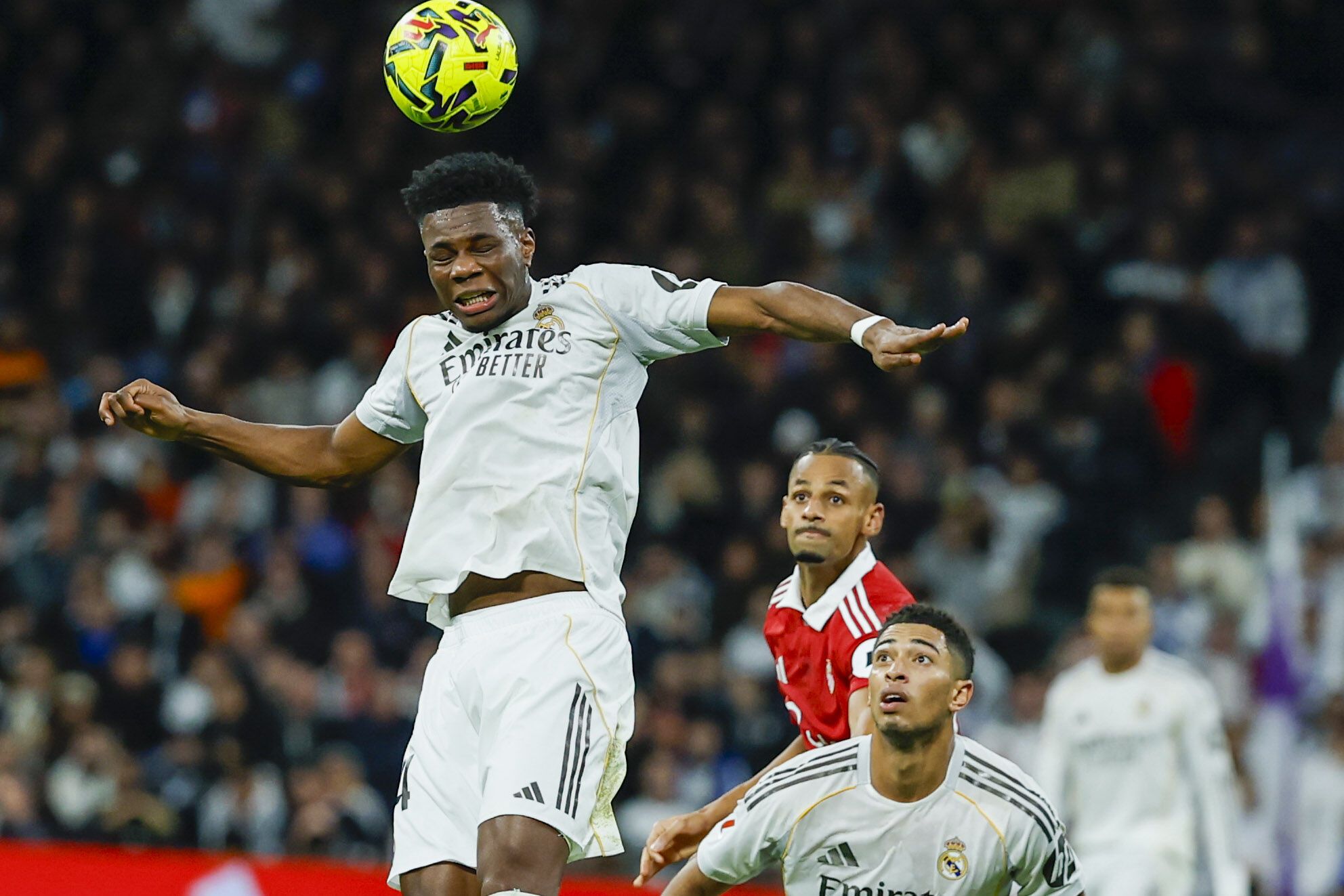 MADRID, 20/12/2025.- El centrocampista francés del Real Madrid, Aurelien Tchouameni (i), cabecea el balón durante el encuentro de la jornada 17 de LaLiga entre Real Madrid y Sevilla FC celebrado este sábado en el estadio Santiago Bernabéu, en Madrid. EFE / Juanjo Martín.