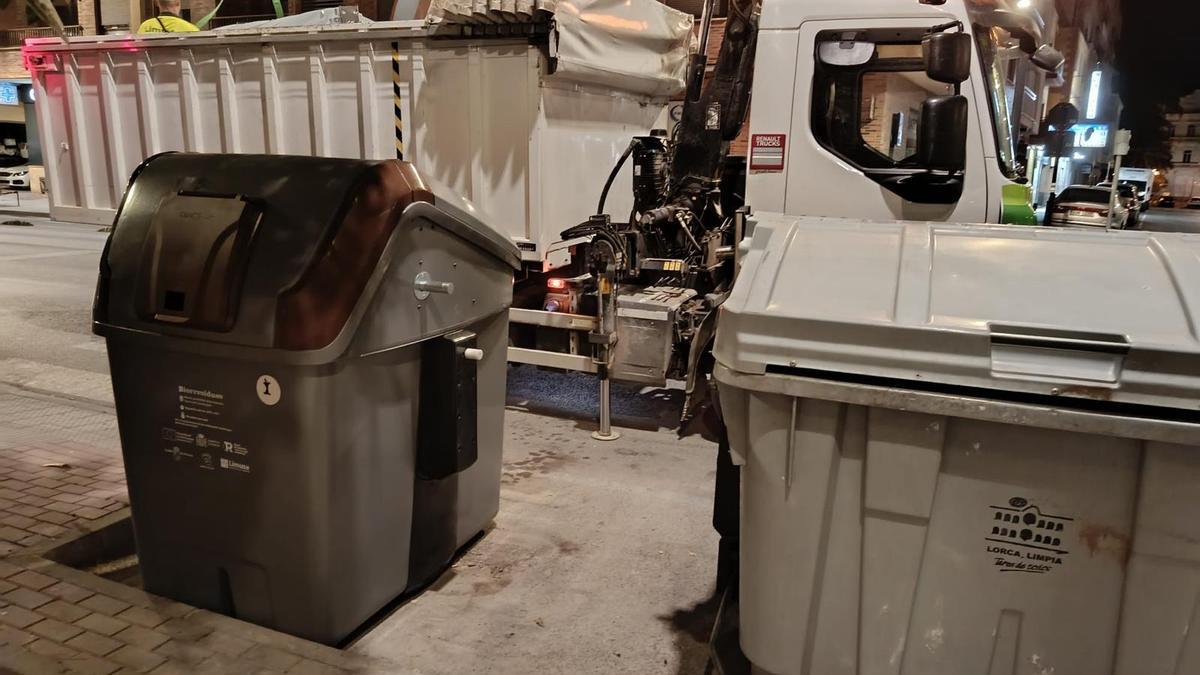 Contenedor marrón ya instalado en Lorca.