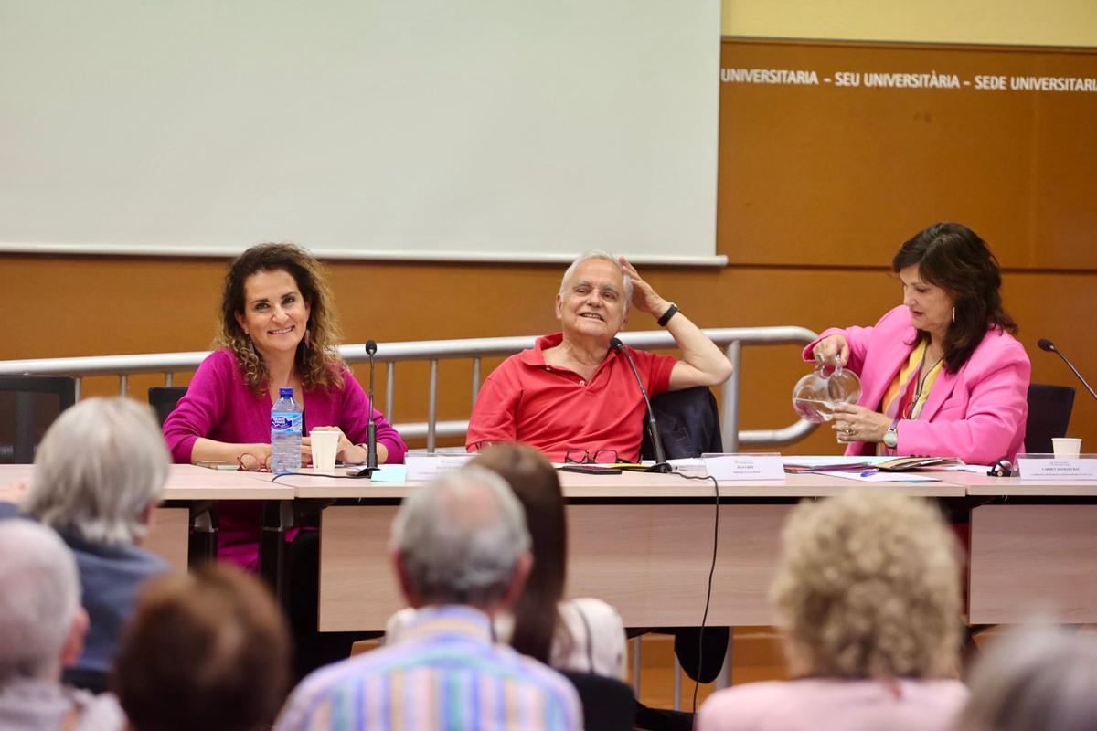 Juan Cruz, con Eva Valero y Carmen Alemany en la Sede Ciudad de la UA en Alicante.