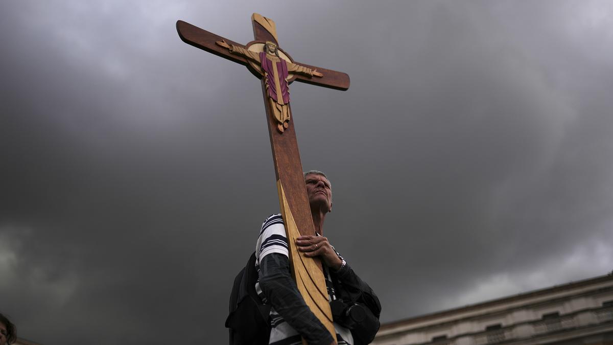Fieles se reúnen en la plaza de San Pedro del Vaticano en el segundo día del cónclave