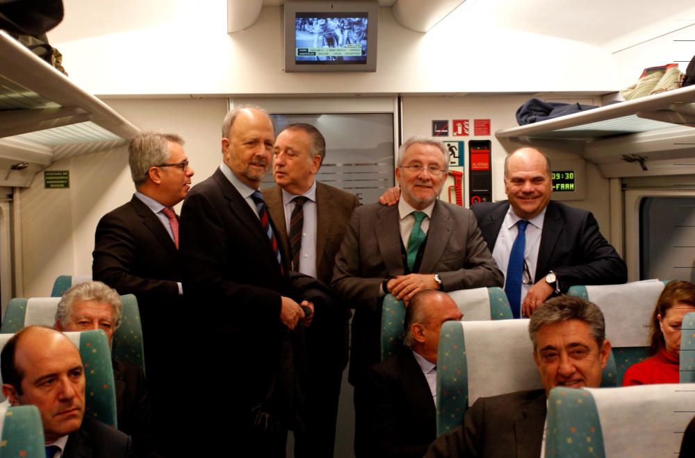 Diego Lorente, director general de AVE, Fernando Roig y Pedro López, propietario de Chocolates Valor, a la derecha, en el tren que los lleva a Tarragona.