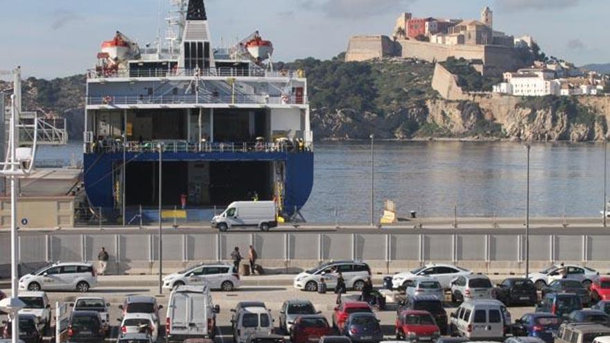 Vehículos aparcados en la estación marítima de es Botafoc antes de embarcar.