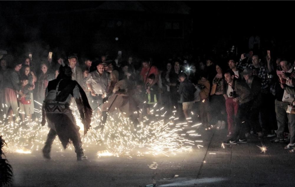 Moaña viaja a la Edad Media: justas con caballos y fuego por las calles. // Santos Álvarez