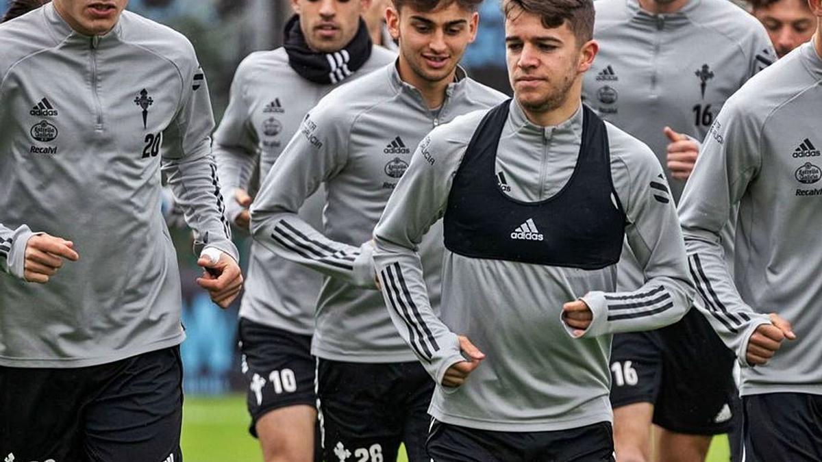 Los jugadores del Celta B, durante uno de los entrenamientos de esta semana. |  // RCCELTA