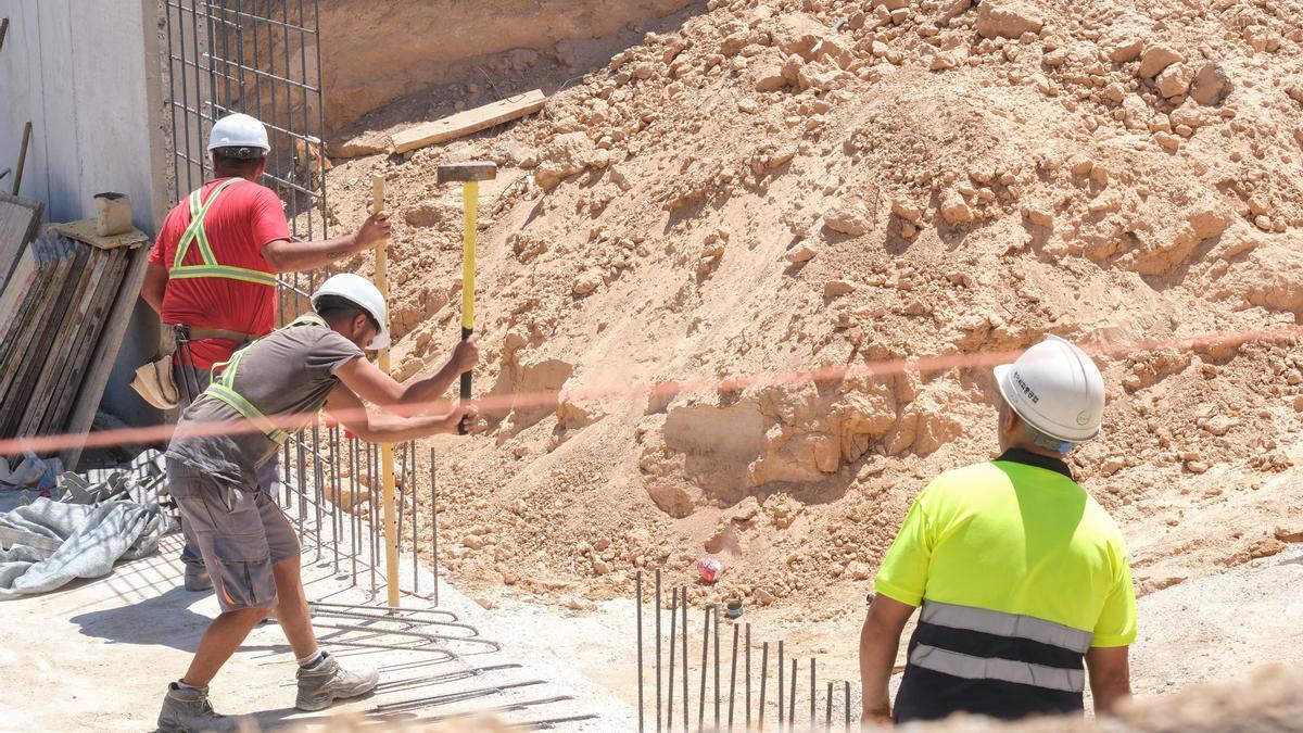 Un grupo de trabajadores de la construcción, este jueves a pleno sol en una obra del centro de Alicante