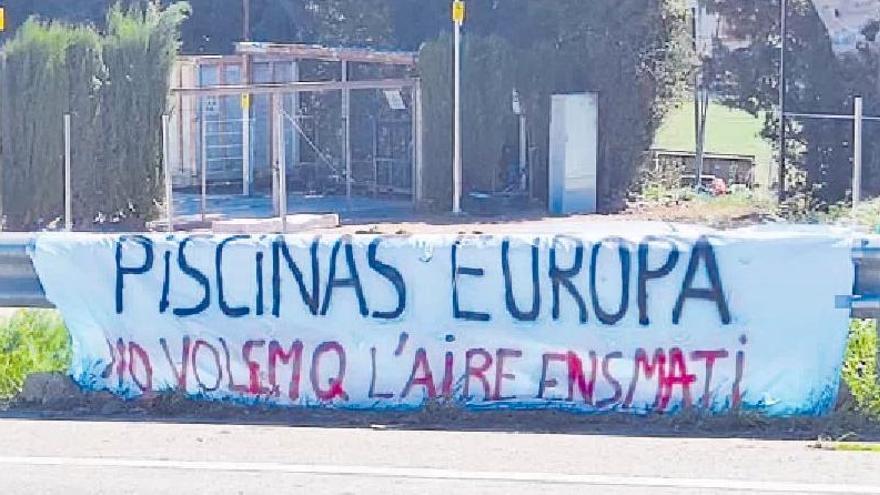 Pengen pancartes contra la fàbrica de piscines de Camallera: &quot;No volem que l&#039;aire ens matí&quot;