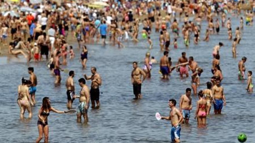 Miles de personas han acudido hoy a la playa de la Malvarrosa