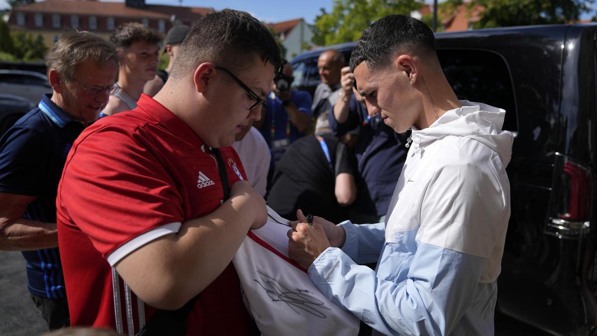 Foden firma en una camiseta el día antes de la semifinal ante Países Bajos.