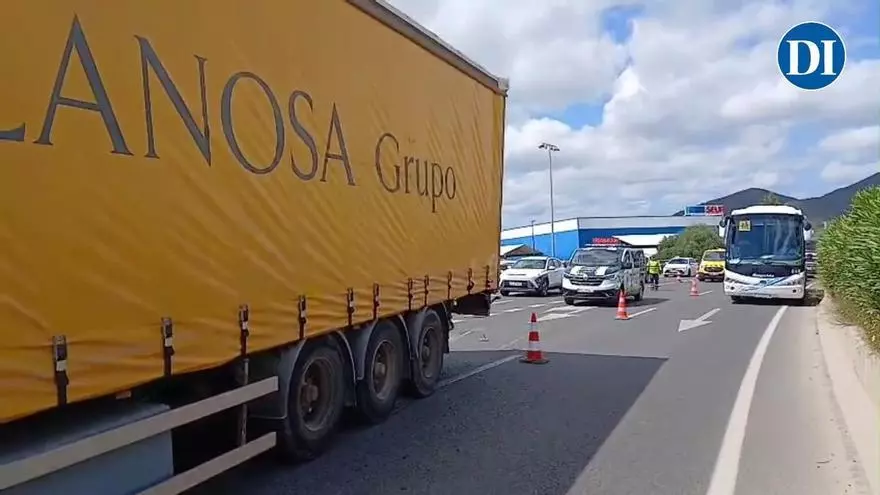 Retenciones de dos horas en una carretera de Ibiza tras perder un camión su remolque
