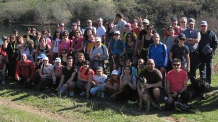 La primera de las seis rutas por A Estrada lleva a 66 senderistas hasta el monte Pedroso