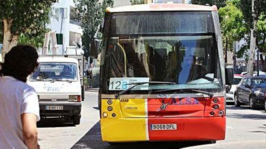 Un autobús se dirige a la parada de la avenida de Isidor Macabich de Ibiza.