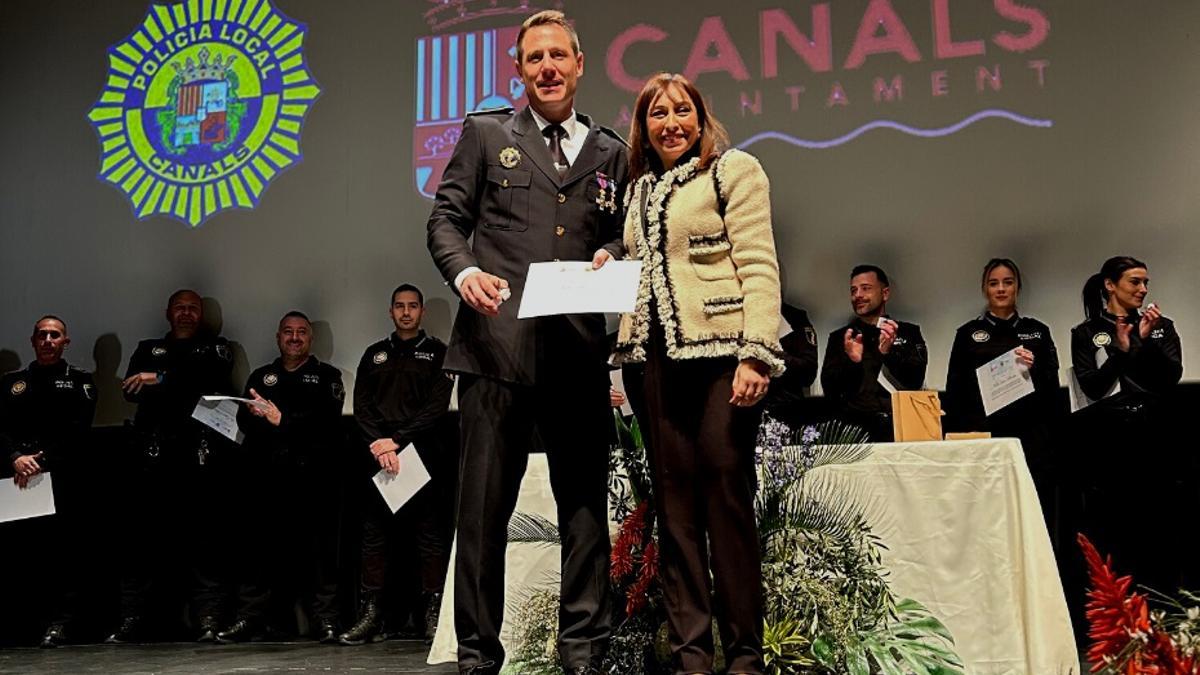 Aritz Escobar Soriano, inspector jefe de la Policía Local, junto a la alcaldesa Mai Castells.