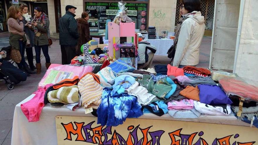 Artículos de textil y ornamentales, en el puesto ubicado en la plaza de Santa María.