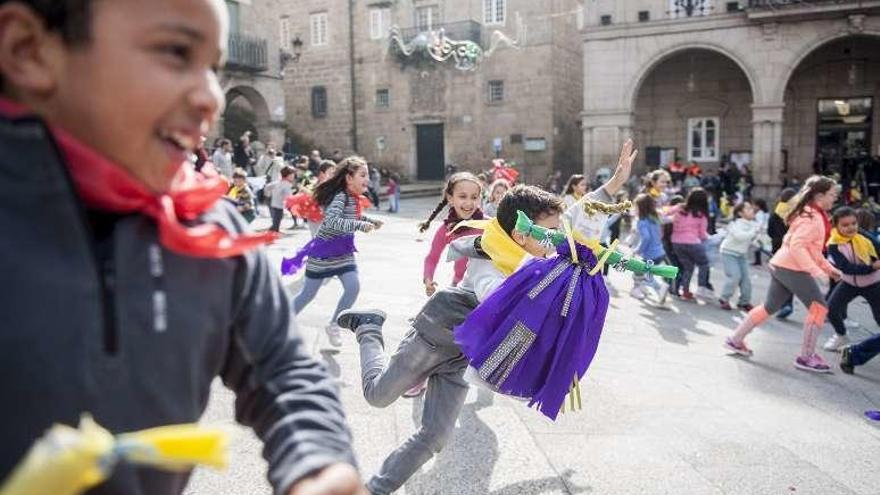 Niños y niñas, ayer, a la carrera en el Xoves de Comadres. // B. Lorenzo