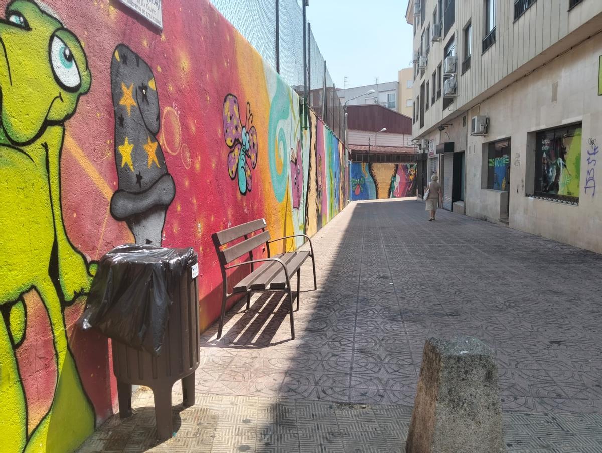 Banco y papelera instalado en Miralvalle, frente a La Coronación.