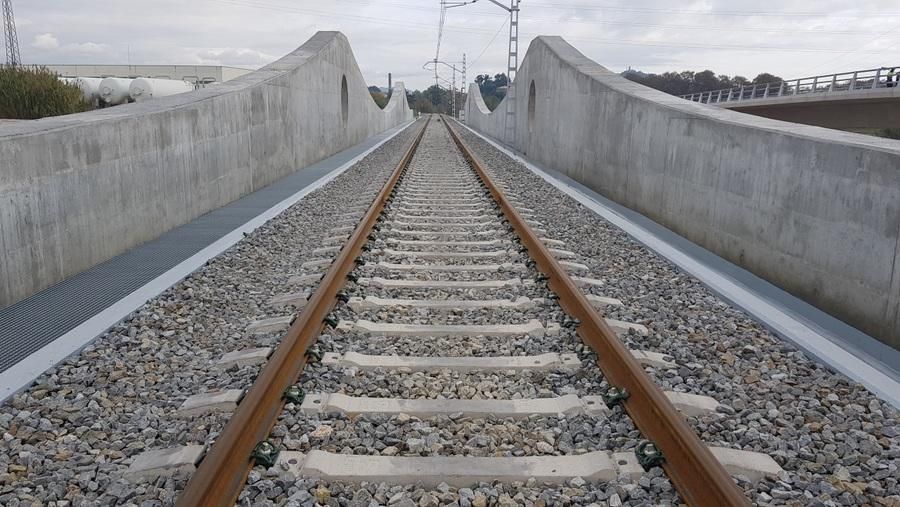 Acaben les obres de reconstrucció del pont ferroviari sobre la Tordera