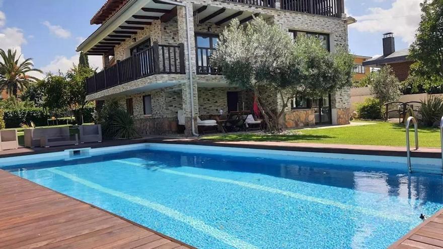 Creix el negoci de llogar una piscina privada per hores: ingressos de fins a 5.000 euros per temporada