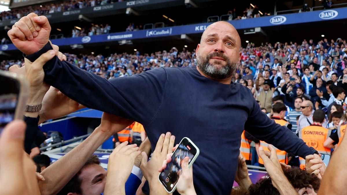 Manolo González, aclamado por la afición del Espanyol tras salvar al equipo y mantenerlo en Primera División.