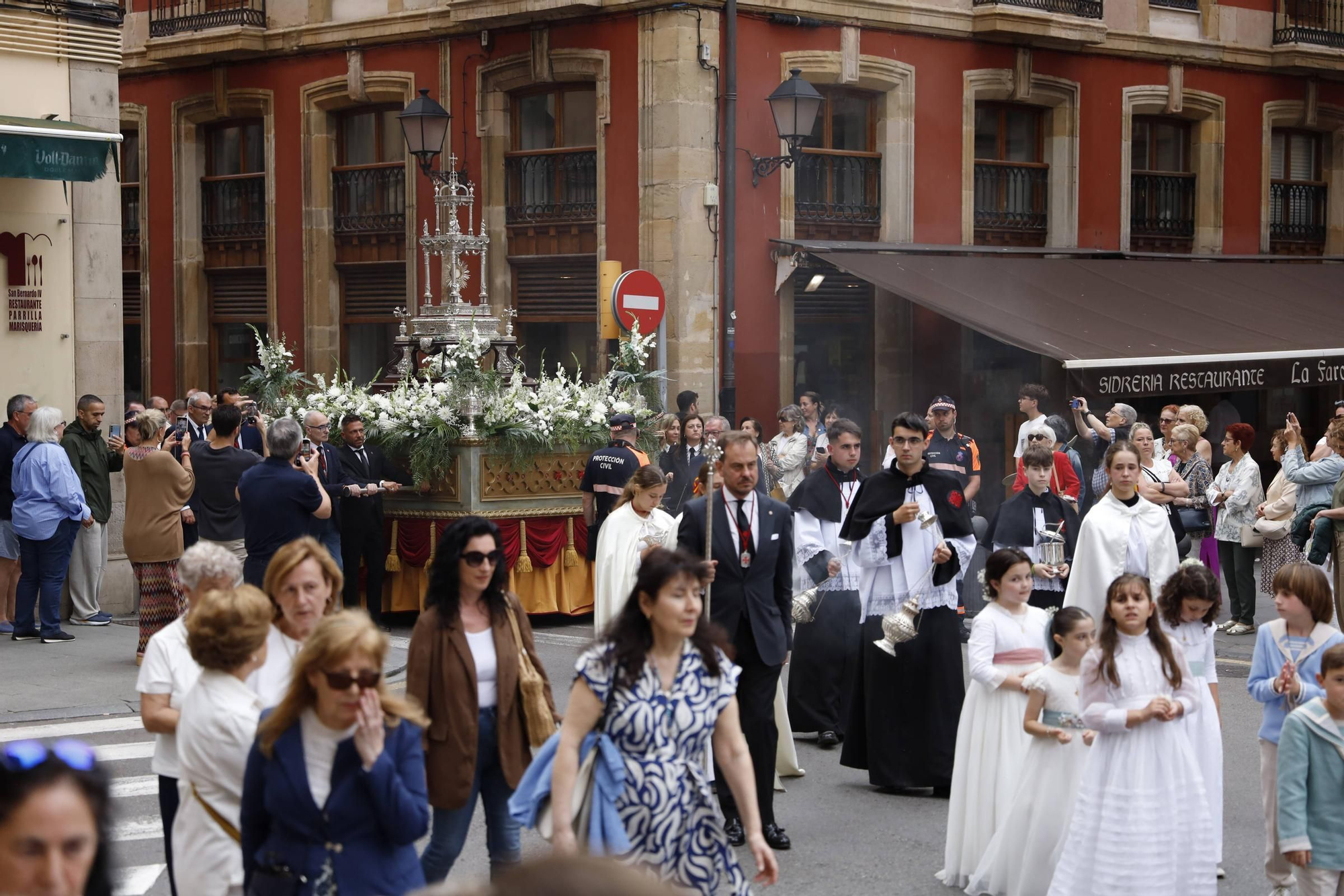 Pétalos, incienso, niños... así fue la procesión del Corpus Christi en Gijón (en imágenes)