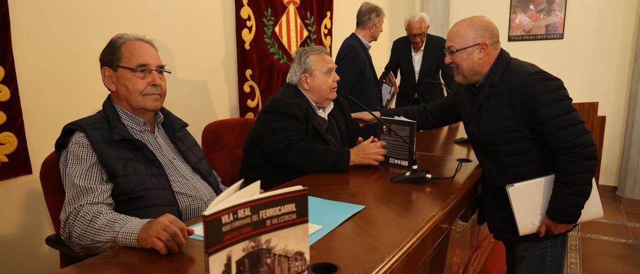 El concejal vila-relense Emilio Obiol saluda a Juan Peris tras la presentación de su libro sobre el ferrocarril en Vila-real.