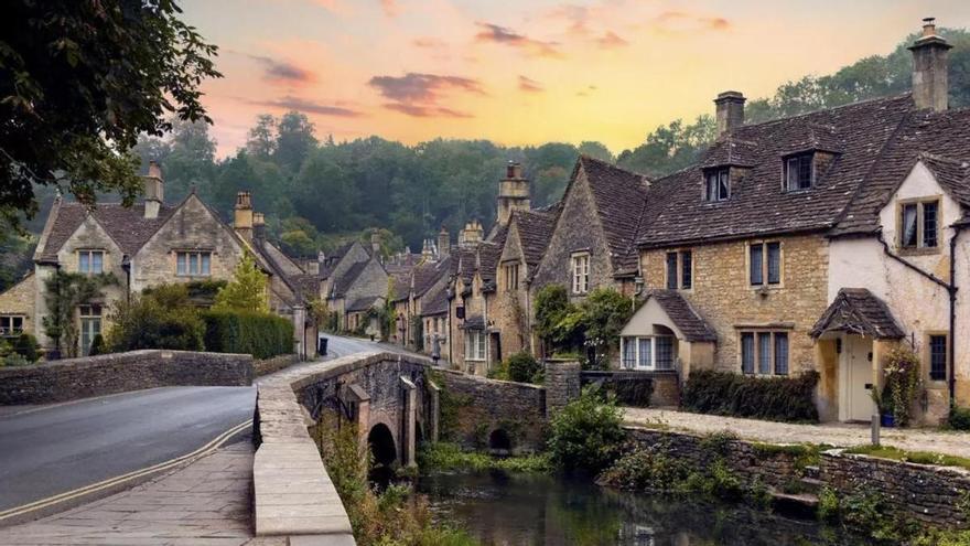 Con casitas de piedra entre colinas verdes y una preciosa iglesia medieval: el pueblo medieval más bonito del mundo está a dos horas de España