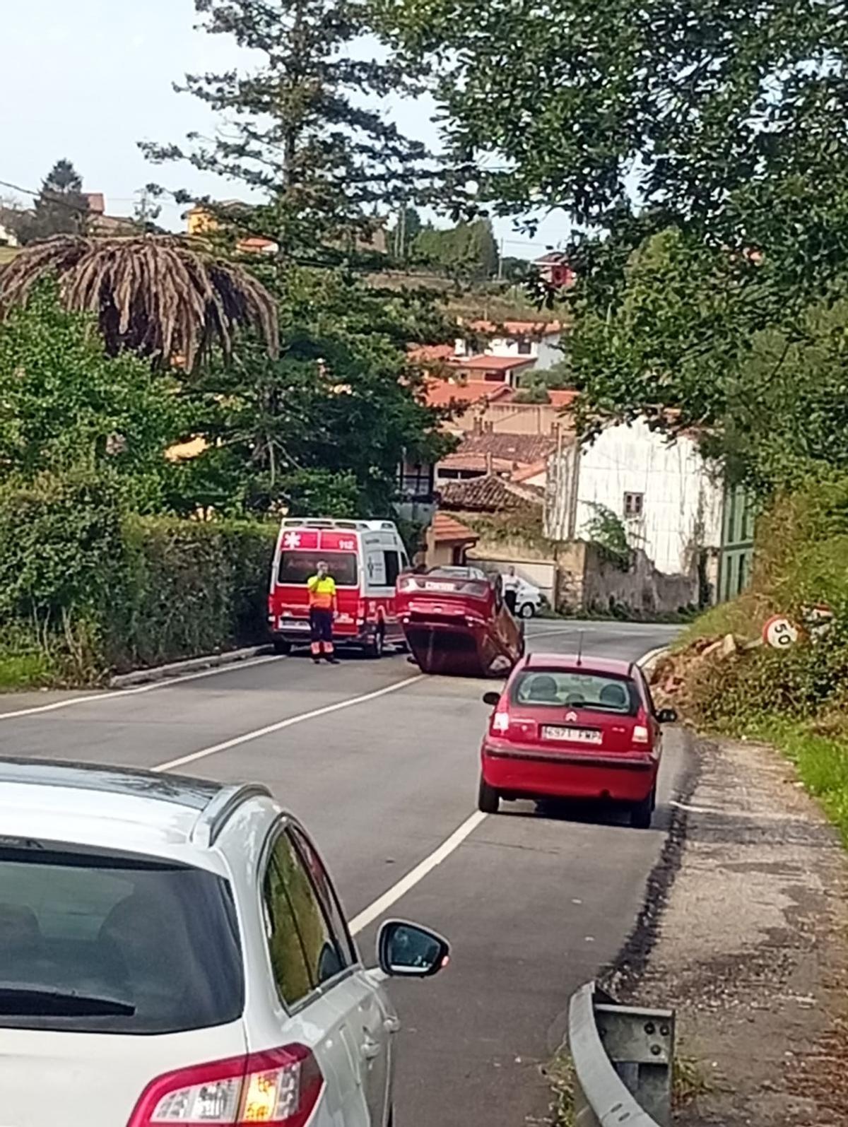 El vehículo volcado en mitad de la calzada antes de las asistencias.
