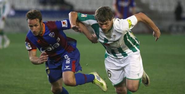 El Córdoba C.F. vence 3 a 1 al Huesca y duerme cuarto