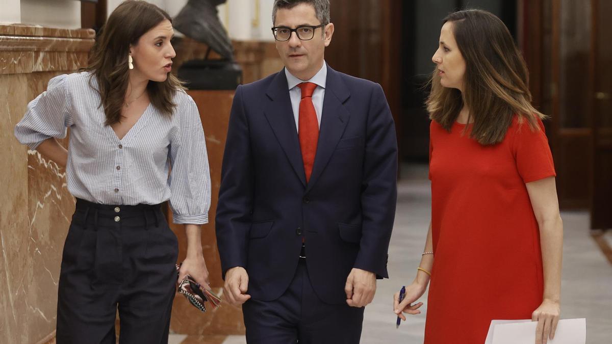 El ministro de Presidencia, Felix bolaños, acompañado de las ministras de Igualdad, Irene Montero (i) y Derechos Sociales y Agenda 2030, Ione Belarra.