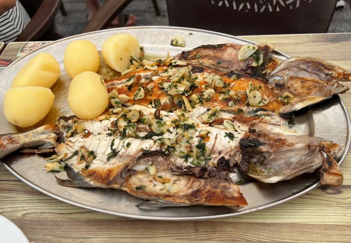 Parillada de pescado es uno de los platos estrella del local
