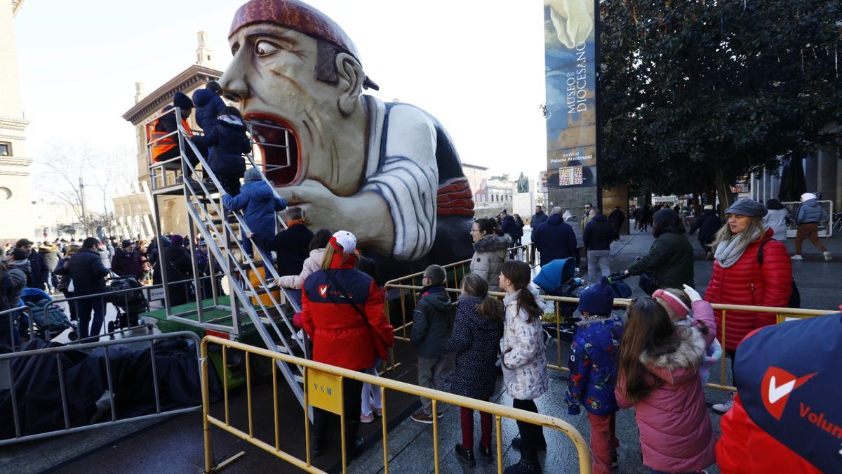 Niños suben al 'tragachicos' en la Plaza del Pilar de Zaragoza