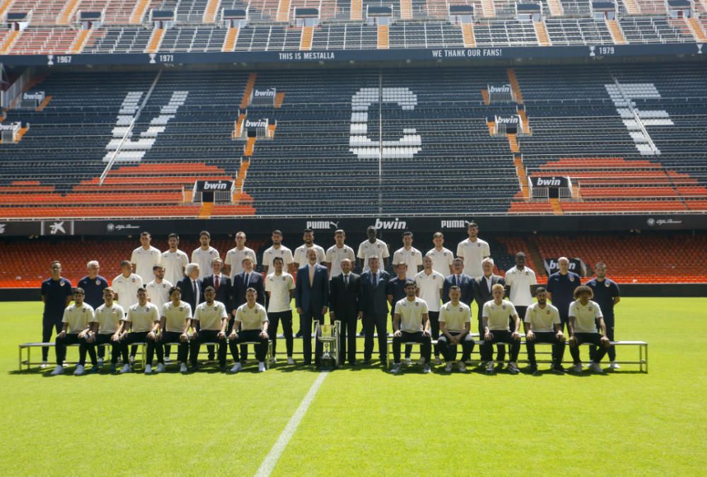 El rey Felipe VI felicita a la plantilla del Valencia CF por conseguir la Copa