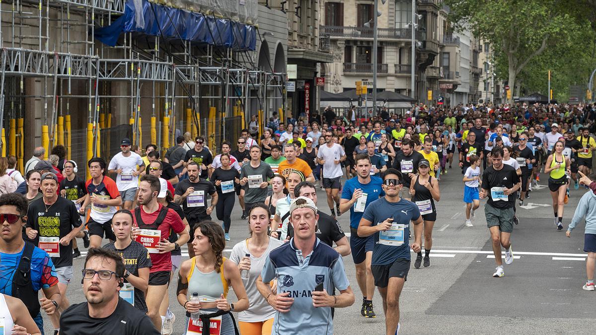 Los participantes recorren la Gran Vía a la altura de Passeig de Gràcia durante la 44 edición de la Cursa de El Corte Inglés