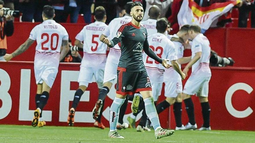 Sergi Gómez se lamenta de uno de los goles del Sevilla mientras los rivales lo celebran con su afición. // LOF