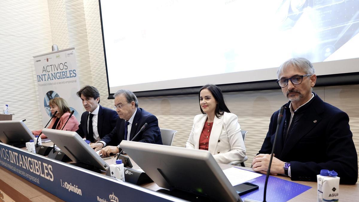 Los participantes de la mesa redonda, de izquierda a derecha: Cristina Giner, Juan Pedro Saavedra, Patricio Valverde, Raquel Rubio y Sergio Streitenberger.