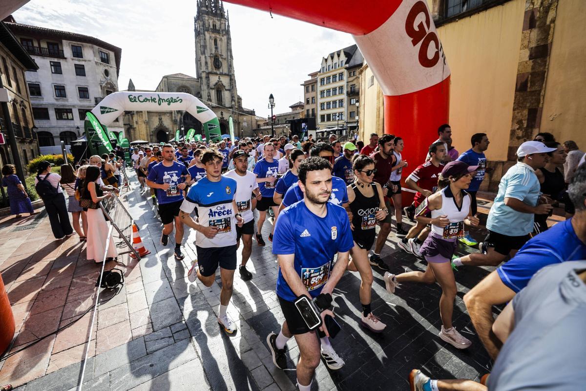 El azul tiñe el corazón de Oviedo con las camisetas de los 1.600 participantes en la carrera solidaria por el autismo El azul tiñe el corazón de Oviedo con las camisetas de los 1.600 participantes en la carrera solidaria por el autismo