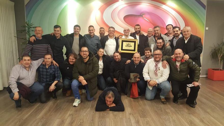 Despedida de uno de los cargadores del Cinco de Copas de la cofradía Jesús Nazareno.