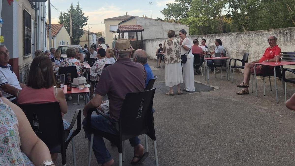 Ambiente de la terraza en la inauguración del bar de Olmo de la Guareña